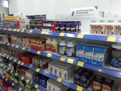 Thực phẩm chức năng bày bán trong một nhà thuốc tự chọn ở khu Phú Mỹ Hưng (Q.7, TP.HCM) 