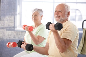 nguoi lon tuoi tap gym lieu co tot