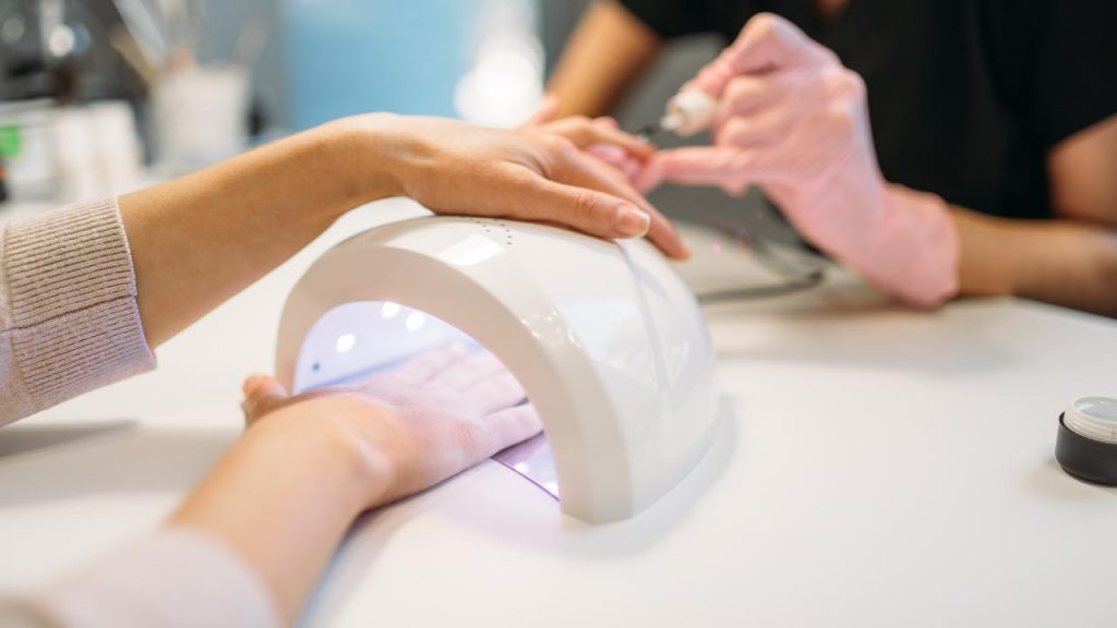 Tia cực tím từ máy sấy móng tay có thể làm tăng nguy cơ ung thư