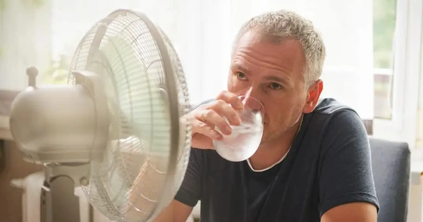Mẹo “giảm nhiệt” nhanh cho người già và em bé mùa nắng nóng