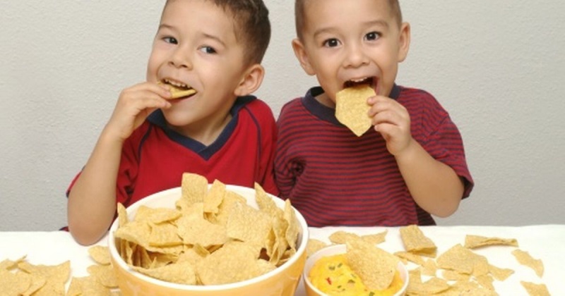 Những món ăn khoái khẩu nguy hại cho trẻ